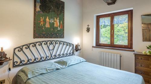 - une chambre avec un lit et une peinture murale dans l'établissement Villa Paola 6, Emma Villas, à Gualdo Cattaneo
