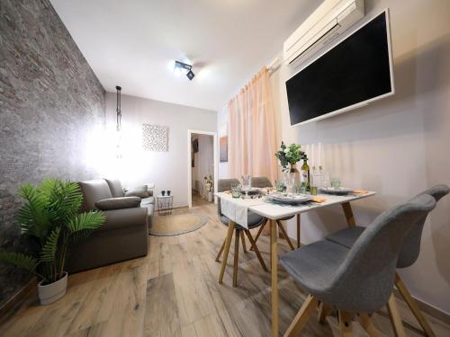 Телевизор и/или развлекательный центр в Aldo Apartments Center