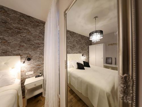 Кровать или кровати в номере Aldo Apartments Center