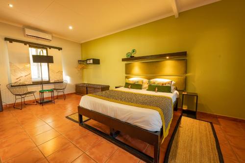 ein Schlafzimmer mit einem großen Bett in einem Zimmer in der Unterkunft Gondwana Namib Desert Lodge in Solitaire