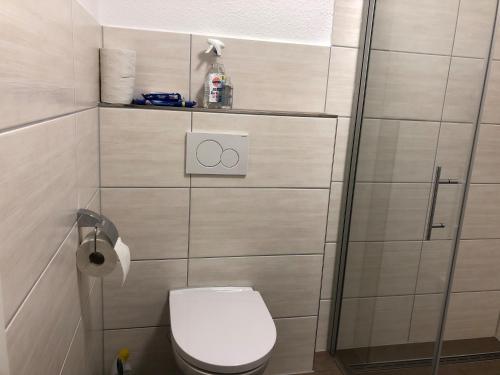 een kleine badkamer met een toilet en een douche bij Schäfchenwolke in Worpswede