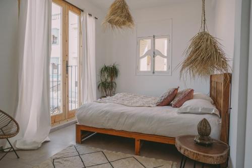 En eller flere senge i et værelse på Blue Waves Surf House