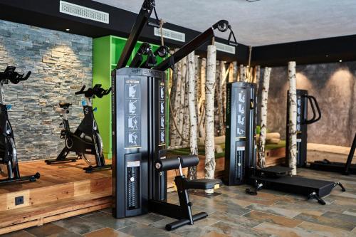 Fitness centrum a/nebo fitness zařízení v ubytování HUBERTUS Mountain Refugio Allgäu