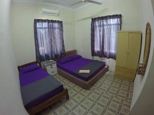 En eller flere senger på et rom på Homestay Tok Abah Kuala Besut