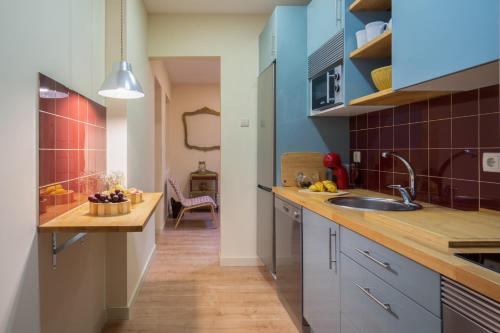 uma cozinha com um lavatório e uma bancada em Gaya Avenue Flats - Elegant Contemporary Flats with Balcony em Vila Nova de Gaia