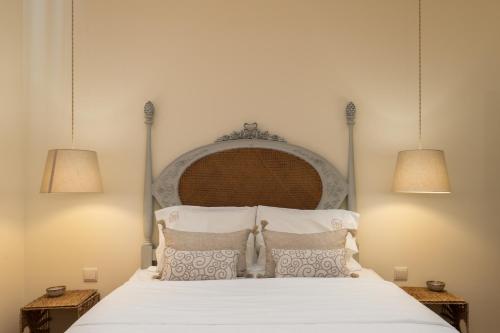 um quarto com uma cama branca e 2 candeeiros em Gaya Avenue Flats - Elegant Contemporary Flats with Balcony em Vila Nova de Gaia