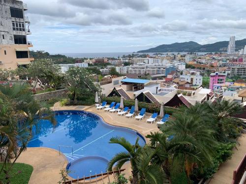 Bazén v ubytování Beverly Hills Villa Patong nebo v jeho okolí