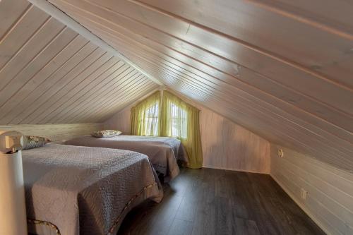 Säng eller sängar i ett rum på Villa Kurpitsa at MESSILA ski & camping