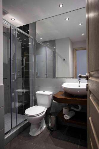 a bathroom with a toilet and a sink at Δωμάτια με θέα in Méga Khoríon