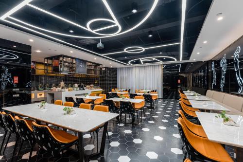 a restaurant with tables and chairs in a room at Atour Hotel Shaoxing Jinghu City Hall Basketball Theme in Shaoxing