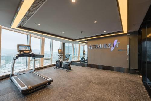 Un gimnasio con equipos cardiovasculares en un edificio. en Atour Hotel Taizhou Wenling Yaoda, en Wenling