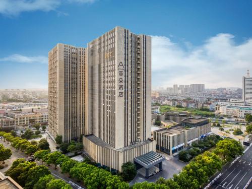 een luchtzicht op een hoog gebouw in een stad bij Atour Hotel Tongxiang South Qingfeng Road in Tongxiang
