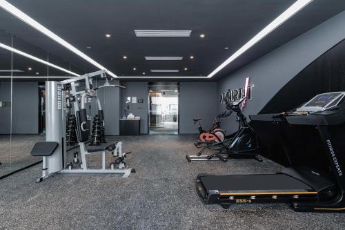 un gimnasio con cintas de correr y equipos de ejercicio en una habitación en Atour Hotel Industrial Park Dongsha Lake en Suzhou