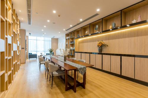 uma sala de jantar com uma mesa longa e cadeiras em Atour Hotel Hangzhou Chongxian Banshan em Hangzhou
