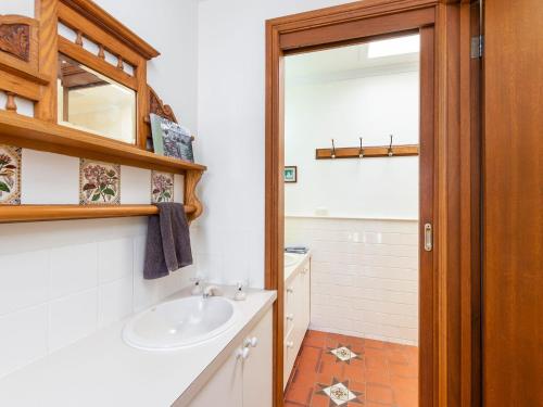 un bagno con lavandino e specchio di Lavender Cottage a Port Fairy