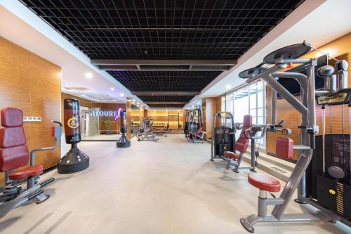 - une salle de sport avec des tapis de course et des équipements de cardio-training dans un bâtiment dans l'établissement Atour X Hotel Yancheng Lingxiang Xinlong Road, à Yancheng