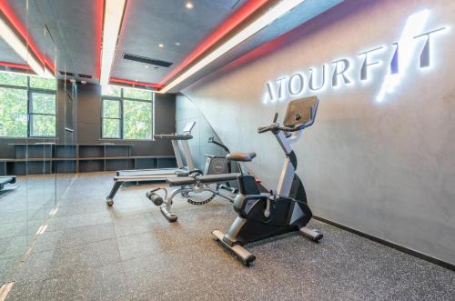 The fitness centre and/or fitness facilities at Atour Light Hotel Shanghai Xinjiangwancheng Fudan University