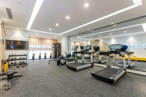 um ginásio com passadeiras e equipamento cardiovascular numa sala em Atour Hotel Hangzhou Chongxian Banshan em Hangzhou