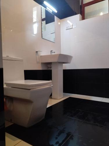 Un baño de Kolition Villa