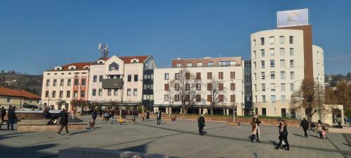 トゥズラにあるTuzla Trg - Tuzla Squareの市の広場を歩く人々