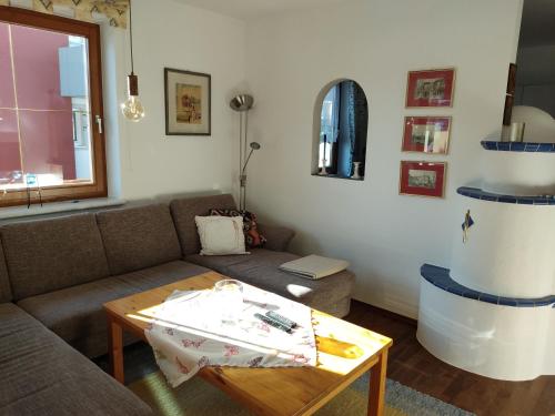 uma sala de estar com um sofá e uma mesa em Appartement IRIS em Rohrmoos