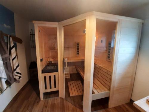 um quarto com um closet com prateleiras de madeira em Villapampa em Lürschau