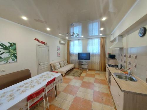 Televízia a/alebo spoločenská miestnosť v ubytovaní Guesthouse on Kyzyl-armeyskaya