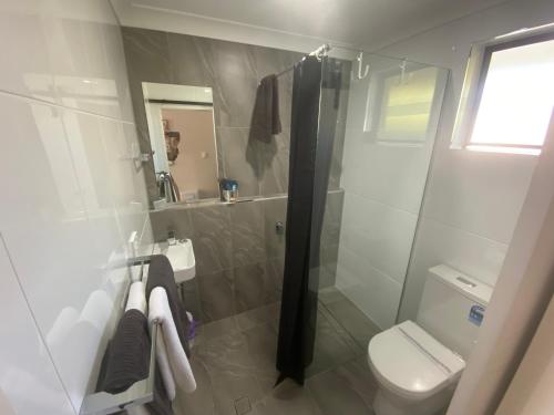 Bilik mandi di Woongarra Motel