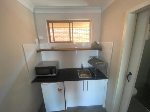 Dapur atau dapur kecil di Woongarra Motel