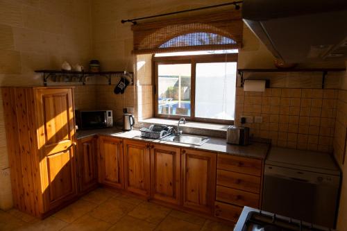 Η κουζίνα ή μικρή κουζίνα στο Centre Island Holiday Home with private pool and hot tub