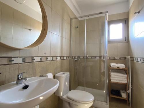 y baño con aseo, lavabo y ducha. en Vivienda vacacional sur de europa b 3 3, en La Restinga