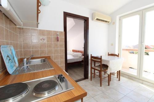 kuchnia ze zlewem i blatem w obiekcie Apartments Karas on the island of Pag w mieście Mandre
