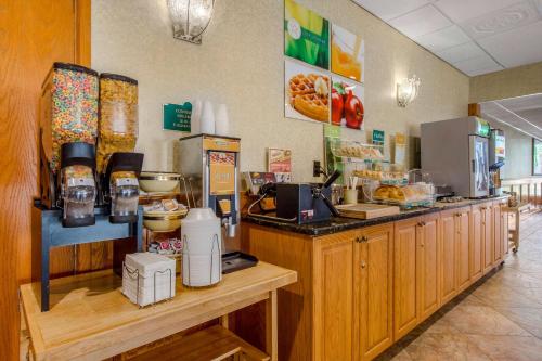 Quality Inn Ledgewood - Doverにあるキッチンまたは簡易キッチン