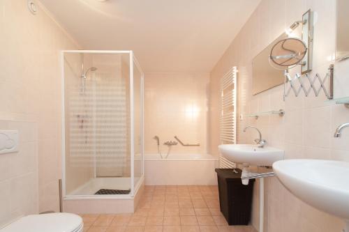 ein Bad mit einer Dusche, einem Waschbecken und einem WC in der Unterkunft Standleven appartement 106 - Groote Keeten in Callantsoog