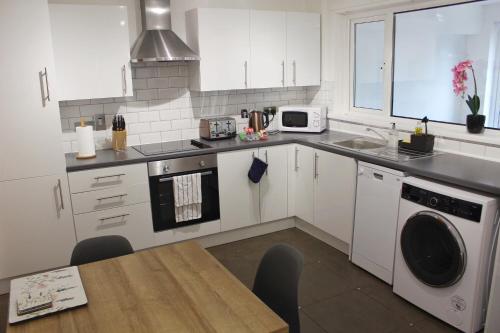 Kuchyň nebo kuchyňský kout v ubytování Anjore House - Modern Serviced Apartment in Belfast