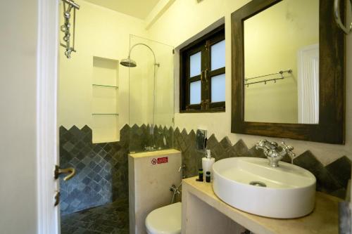 Koupelna v ubytování OV Private Pool Villas near Baga, I 4BHK units I Staff