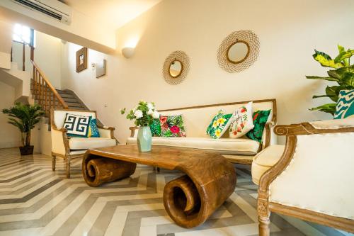 Posezení v ubytování OV Private Pool Villas near Baga, I 4BHK units I Staff