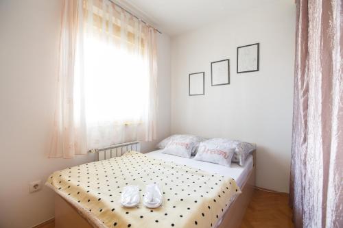 ザグレブにあるApartman Retroの小さなベッドルーム(靴付きのベッド1台付)