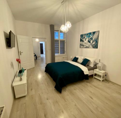 - une chambre avec un lit et un canapé dans l'établissement Apartament White, à Olsztyn