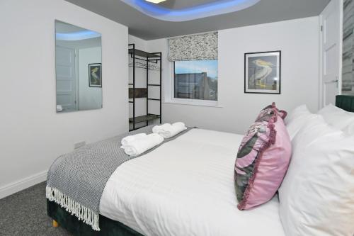 Una cama o camas en una habitación de Antrobus Deluxe Apartments by YourStays - 1 Bedroom Luxury Apartments in Congleton