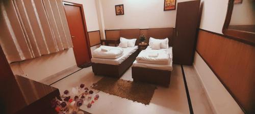 an overhead view of a room with two beds at Bhambri Expo House in Greater Noida