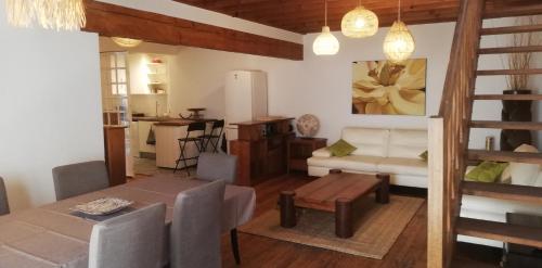 un salon avec une table et un canapé dans l'établissement spacieuse maison 6 chambres a 50 m de la plage, à Lacanau