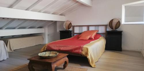 - une chambre avec un lit doté d'une couverture rouge et d'une table dans l'établissement spacieuse maison 6 chambres a 50 m de la plage, à Lacanau
