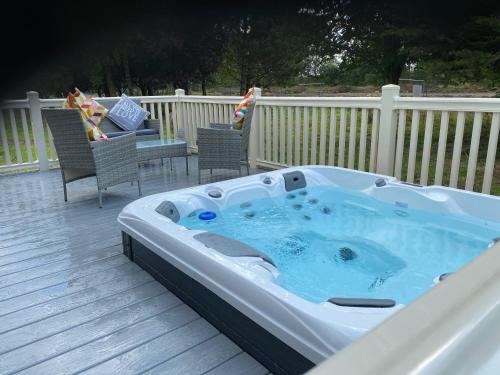 Springwood Lodge with Hot Tub