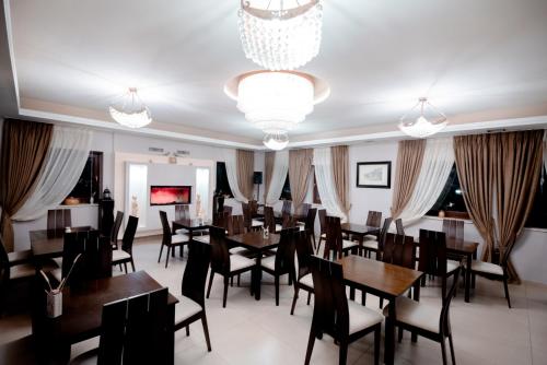 A restaurant or other place to eat at Melies Hotel