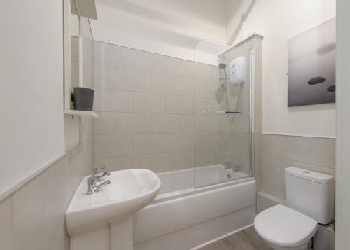 La salle de bains est pourvue d'un lavabo, de toilettes et d'une baignoire. dans l'établissement The Blakeney, à Leicester