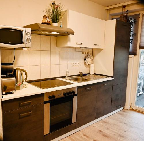 O bucătărie sau chicinetă la Holiday Home Cologne with Balkon - near Cologne Fair - temporary living-