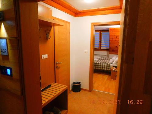 - une chambre avec un lit et un miroir dans l'établissement Aparthotel Vučko Apartment Lora, à Jahorina