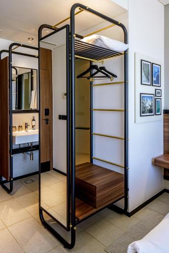 Ένα ή περισσότερα κρεβάτια σε δωμάτιο στο FORM Hotel Al Jaddaf, Dubai, a Member of Design Hotels