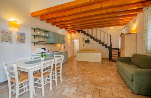 Gruaro的住宿－Ca' Dei Molini，厨房以及带桌椅的起居室。